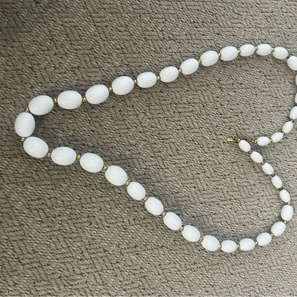 Monet Vintage Elegant White Beaded Necklace trend 2026 - Picture 6 of 8